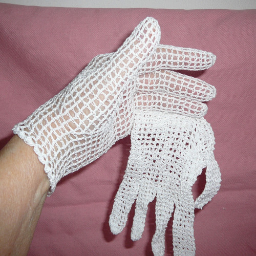 Bílé háčkované rukavičky — foto 2