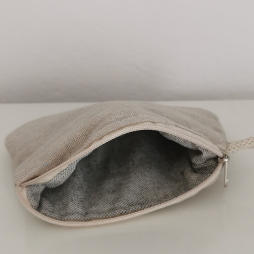 Mini kapsička s ruční výšivkou — foto 4