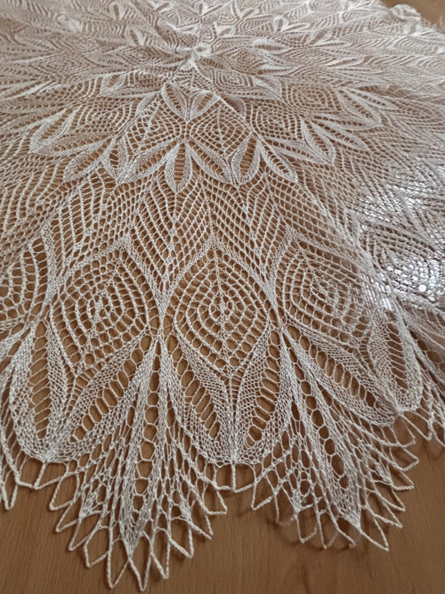 Ručně vyrobená krajková dečka – průměr 110 cm — foto 3