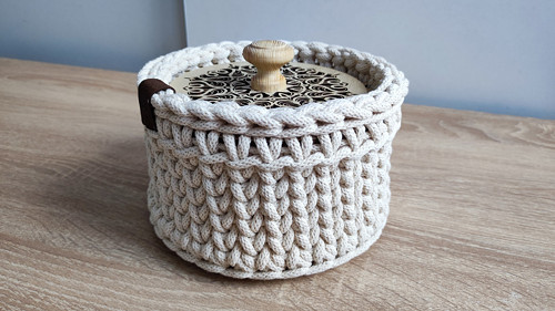 Háčkovaný košík s víkem s mandalou, průměr 15 cm — foto 2