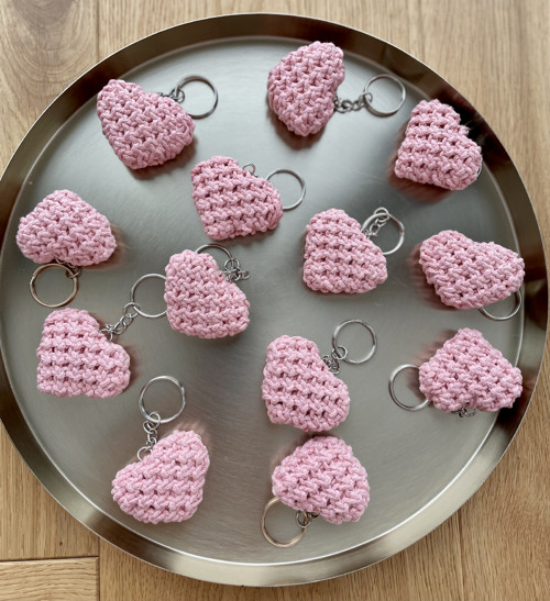 Lososové macramé srdíčko na kroužku — foto 2