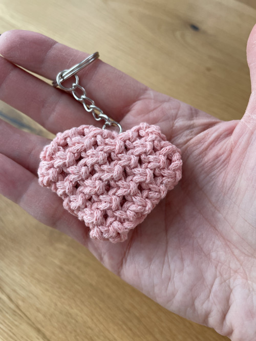 Lososové macramé srdíčko na kroužku — foto 4
