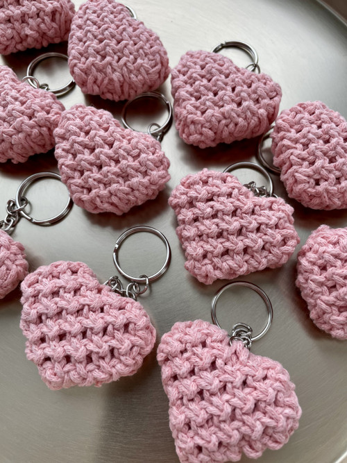 Lososové macramé srdíčko na kroužku — foto 3