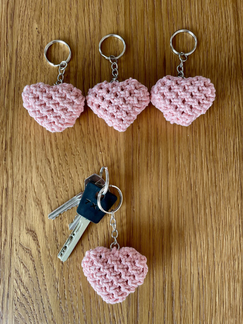 Lososové macramé srdíčko na kroužku — foto 5