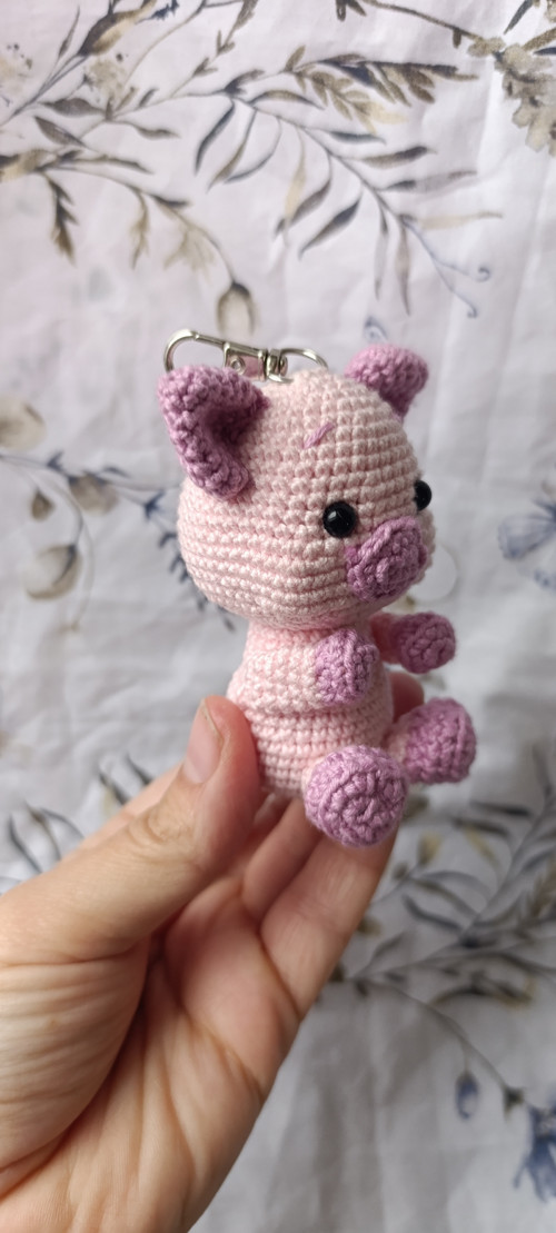 Háčkovaný přívěšek , klíčenka prasátko 9cm — foto 2