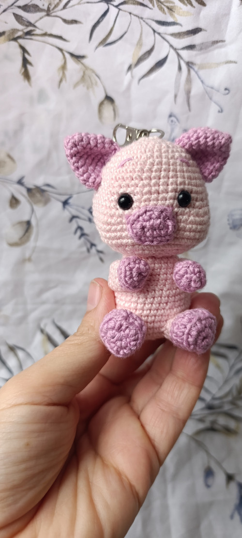 Háčkovaný přívěšek , klíčenka prasátko 9cm — foto 3