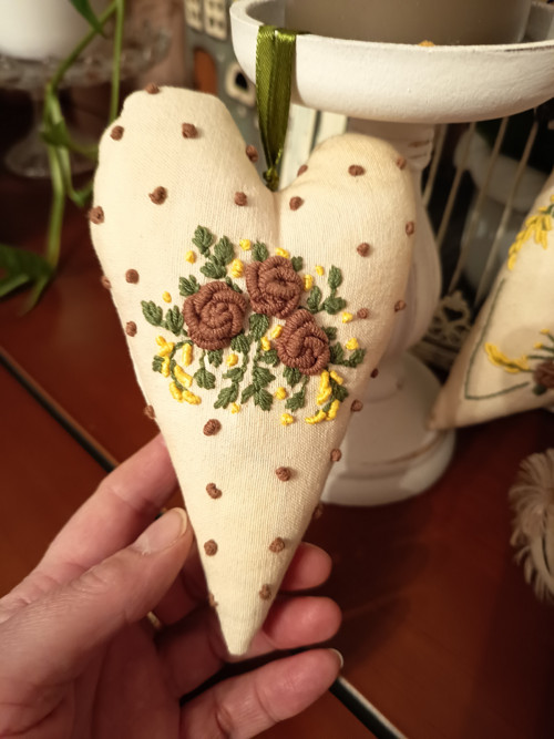 Rustikální vyšíváné srdce - vlevo — foto 2