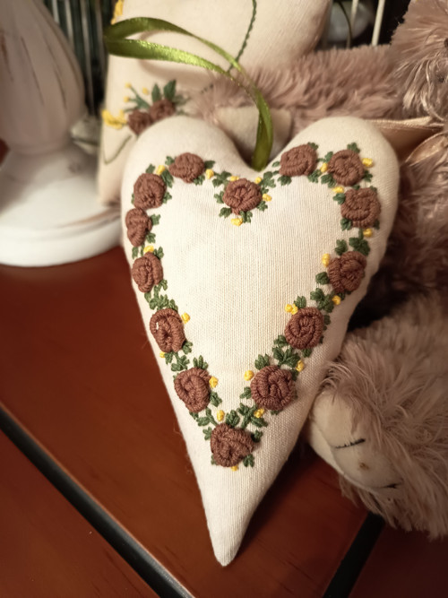 Rustikální vyšíváné srdce - vpravo dole — foto 2