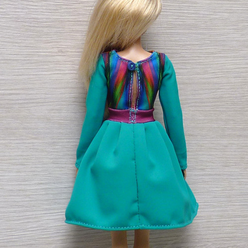 Barevné šatičky pro Barbie — foto 3