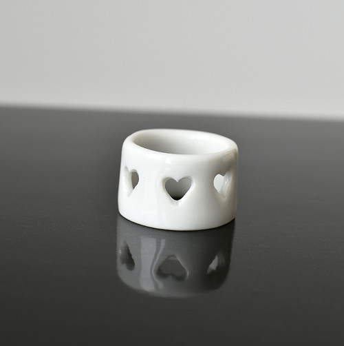 Porcelánový prsten prořezávaná srdíčka — foto 2