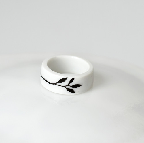 Porcelánový prsten černá větvička — foto 3