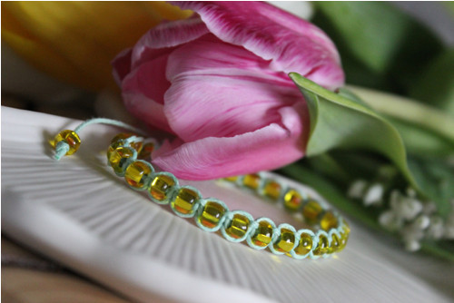 Vítej jaro. Náramek macramé / shamballa — foto 4
