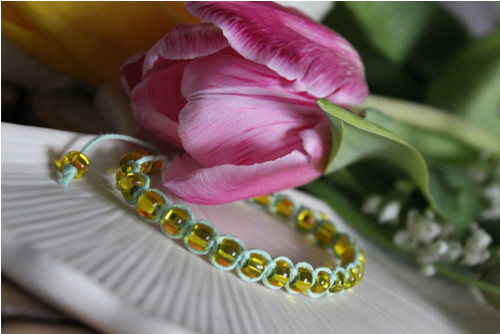 Vítej jaro. Náramek macramé / shamballa — foto 2