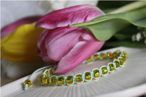Vítej jaro. Náramek macramé / shamballa — foto 3