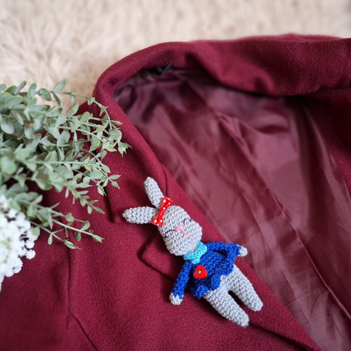 Háčkovaná brož slečna zajíčková — foto 3