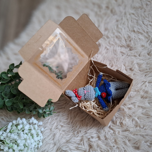 Háčkovaná brož slečna zajíčková — foto 2
