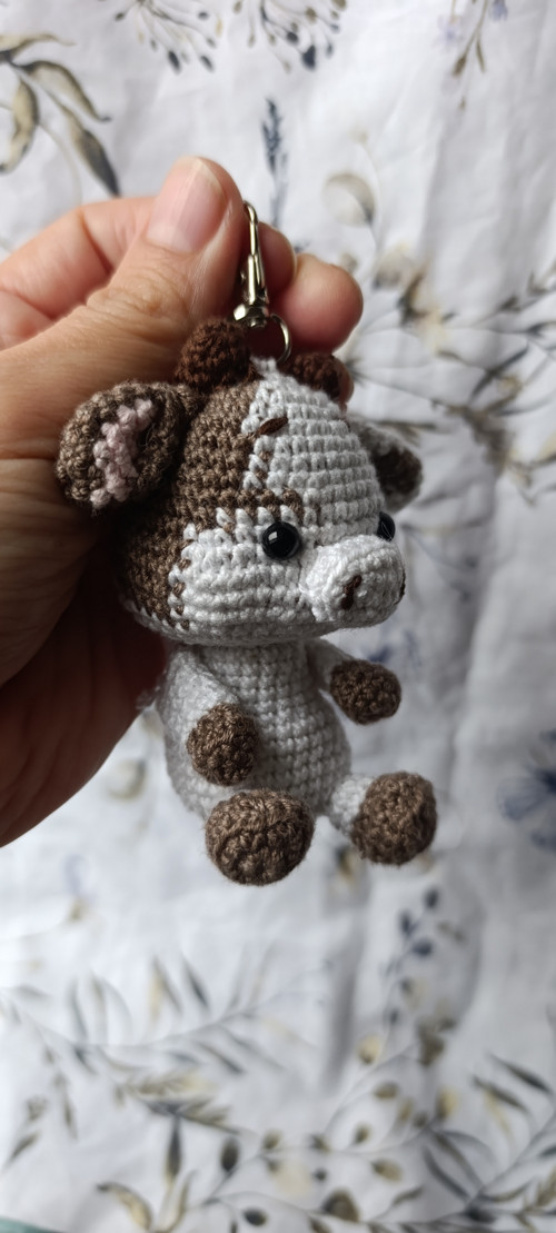 Háčkovaný přívěšek , klíčenka kravička 9cm — foto 3