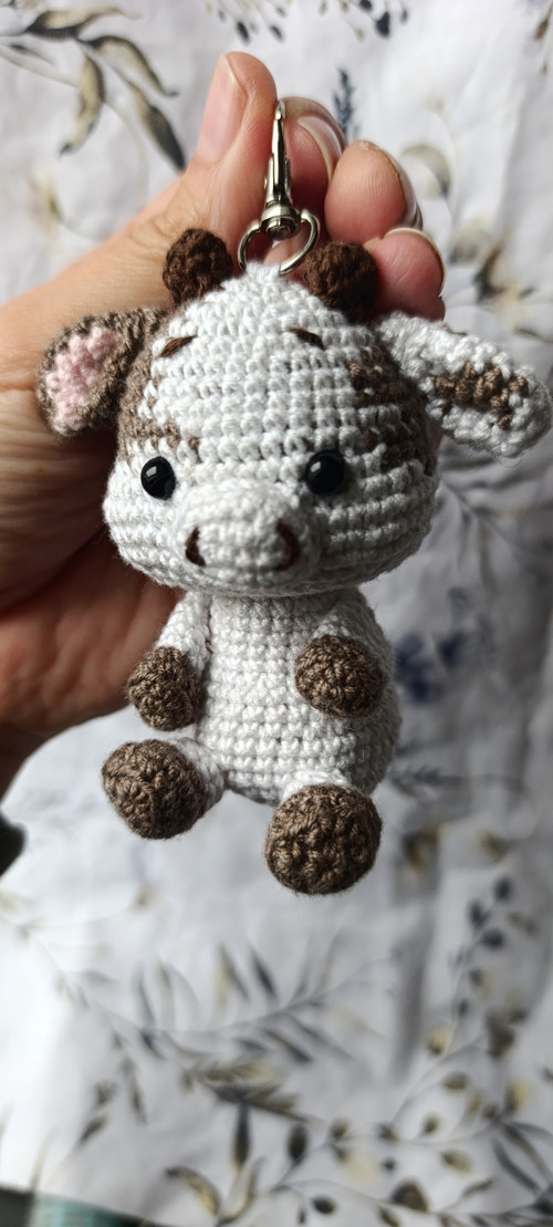 Háčkovaný přívěšek , klíčenka kravička 9cm — foto 2