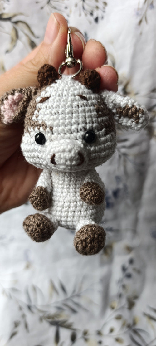 Háčkovaný přívěšek , klíčenka kravička 9cm — foto 4