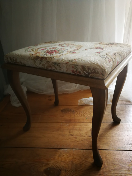 Stolička s gobelínovým čalouněním — foto 2