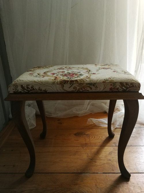Stolička s gobelínovým čalouněním — foto 4