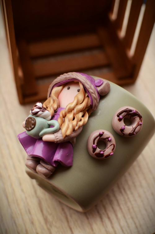 Fimo hrníček holčička s čokoládou — foto 3