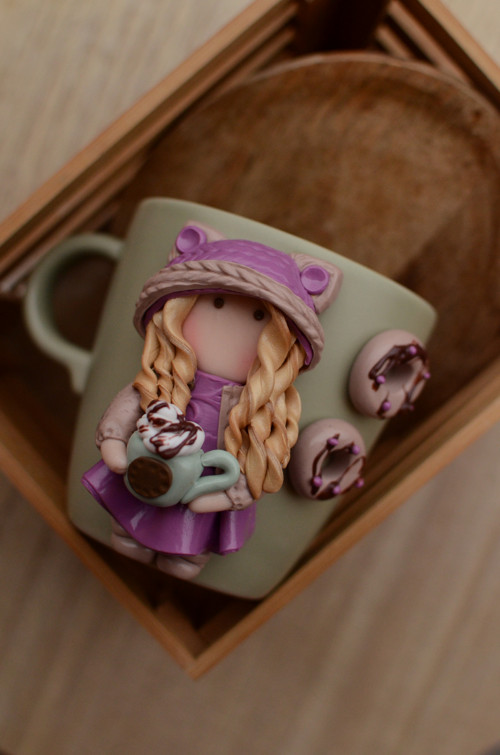 Fimo hrníček holčička s čokoládou — foto 4
