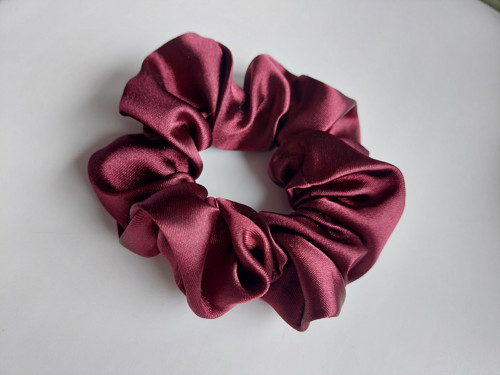 Vínová saténová gumička scrunchie — foto 2