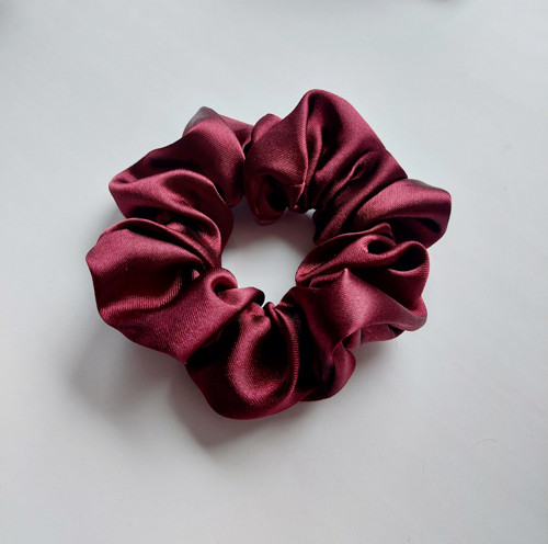 Vínová saténová gumička scrunchie — foto 3