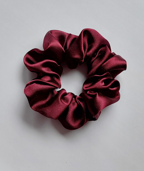 Vínová saténová gumička scrunchie — foto 4