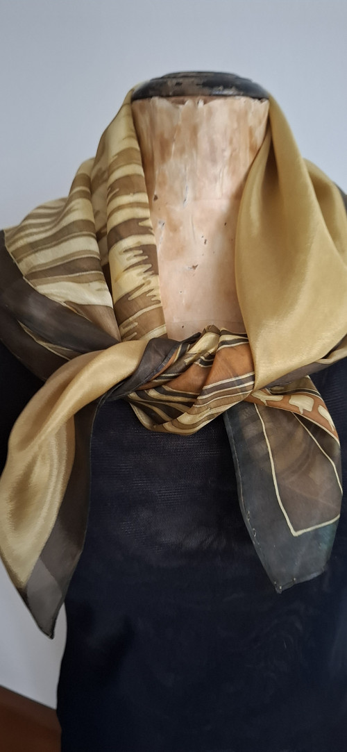V hnědých tónech - hedvábný šátek — foto 4