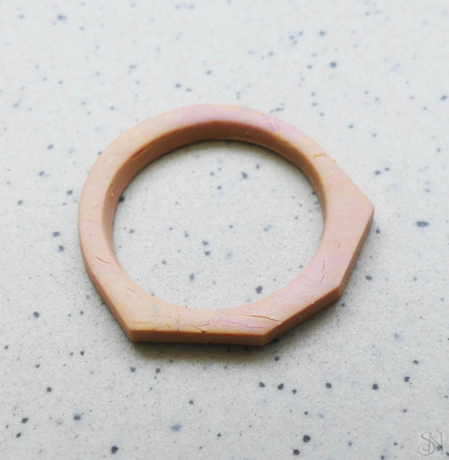 Minimalistický béžový fimo prsteň — foto 2