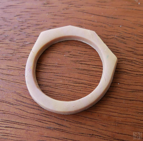 Minimalistický béžový fimo prsteň — foto 3