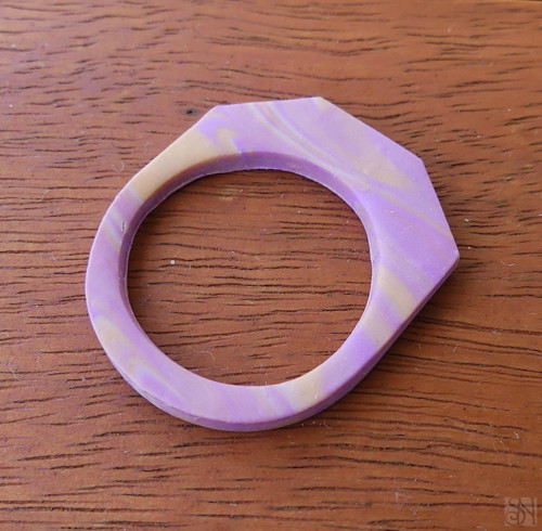 Minimalistický fialový fimo prsteň — foto 2
