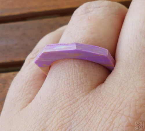 Minimalistický fialový fimo prsteň — foto 3