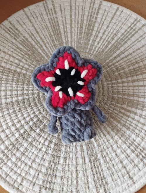 Háčkovaný MINI Demogorgon — foto 2