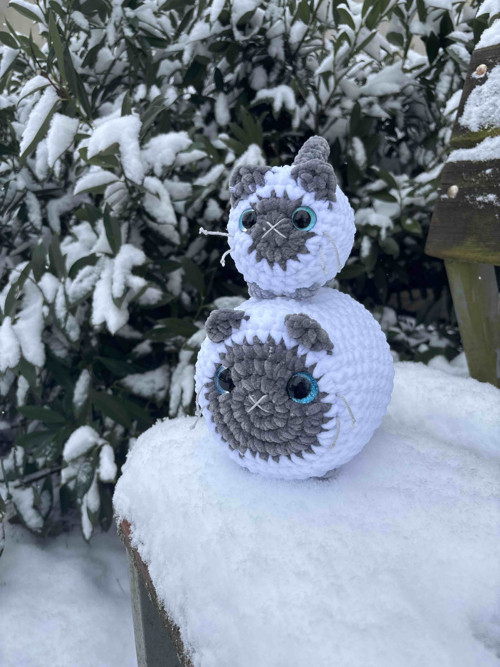 Háčkovaná dekorace kočička Bílo-šedá Velká — foto 4