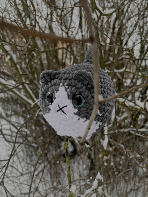 Háčkovaná dekorace kočička šedá Velká — foto 2