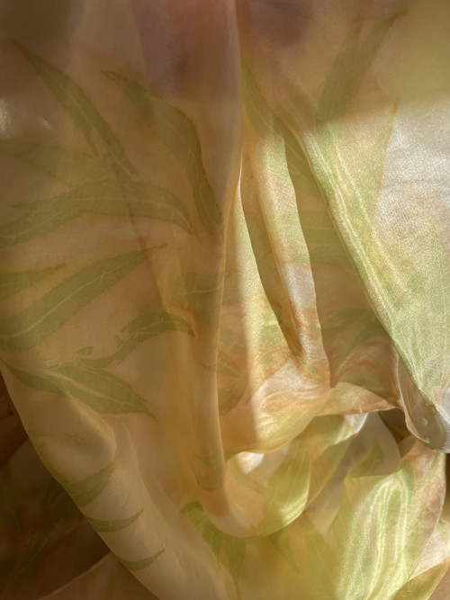 Hedvábná šála ecoprint — foto 2
