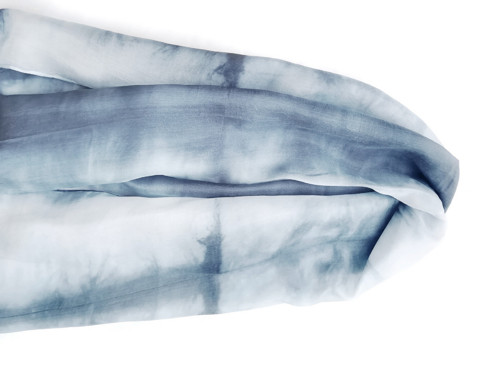 "blue smoke" hedvábná šála, 150x40 cm — foto 2