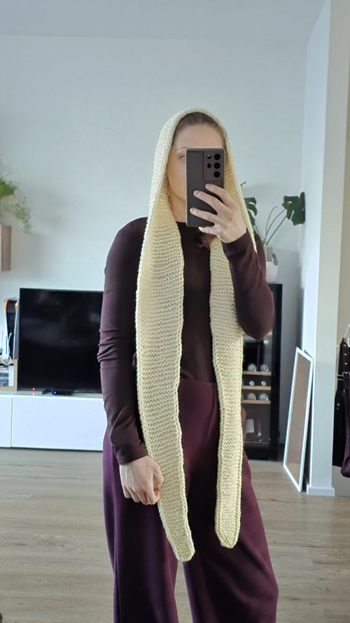 Trendová šála s kapucí krémové barvy. — foto 4