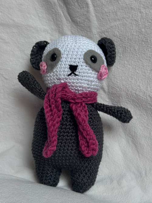 Roztomilá háčkovaná panda se šálou — foto 2