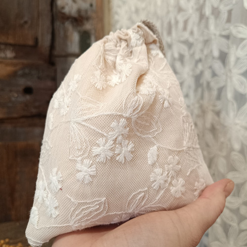 Tři menší pytlíčky krémové s krajkami — foto 5