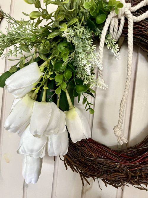 Proutěný věneček s tulipány — foto 5