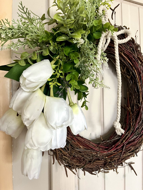 Proutěný věneček s tulipány — foto 2