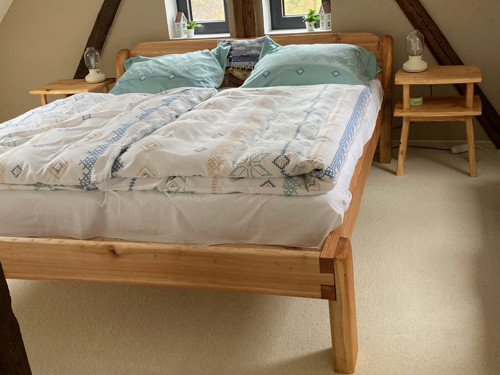 Masívní modřínová postel — foto 2