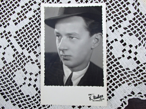 V klobouku — foto 2