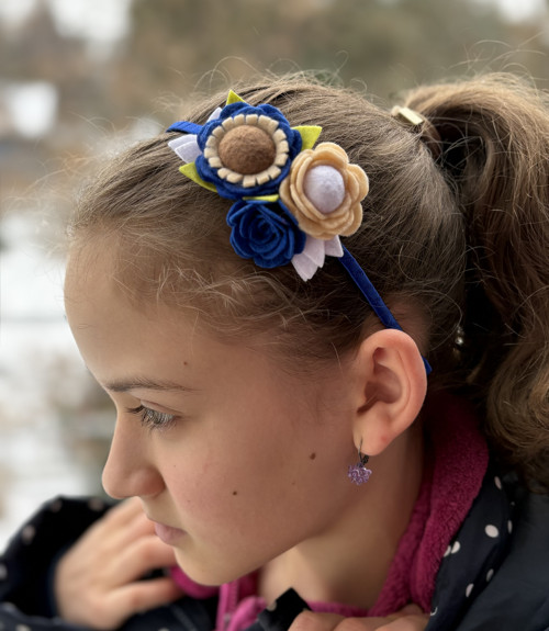 Čelenka do vlasů s květinami — foto 3