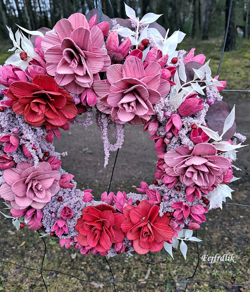 Romantický věnec s dřevěnými růžemi.. — foto 4