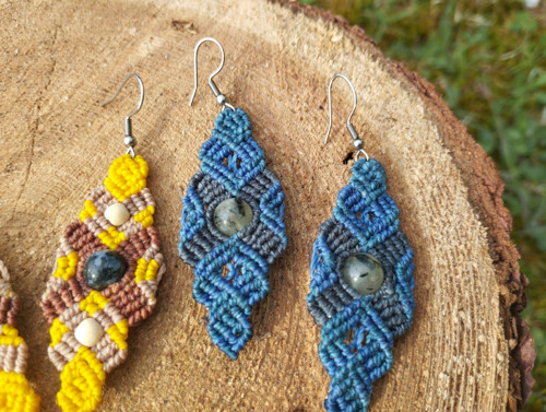 Originální macramé náušnice s korálkem — foto 6
